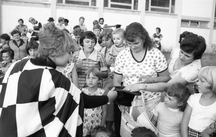 Ciffra Erika kalapozik az előadás után, 1978-ban (Fotó: Dormán László)