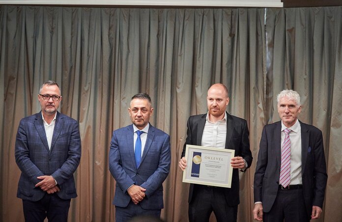 Petkov Ákos az oklevéllel. Az elismeréseket Potápi Árpád János, a Miniszterelnökség nemzetpolitikáért felelős államtitkára közreműködésével nyújtották át a Continental Hotel Budapest falai között Petkov Ákos az oklevéllel. Az elismeréseket Potápi Árpád János, a Miniszterelnökség nemzetpolitikáért felelős államtitkára közreműködésével nyújtották át a Continental Hotel Budapest falai között