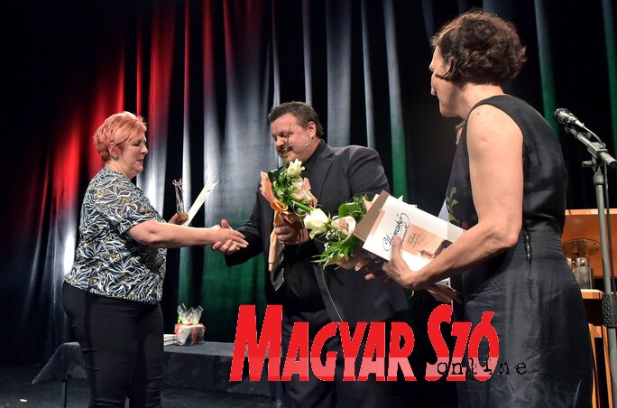 A Hét Nap képviselői átveszik a díjat Máriás Endrétől, a Vajdasági Magyar Újságíró Egyesület elnökétől (Gergely Árpád felvétele) A Hét Nap képviselői átveszik a díjat Máriás Endrétől, a Vajdasági Magyar Újságíró Egyesület elnökétől (Gergely Árpád felvétele)