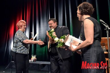 A Hét Nap képviselői átveszik a díjat Máriás Endrétől, a Vajdasági Magyar Újságíró Egyesület elnökétől (Gergely Árpád felvétele)