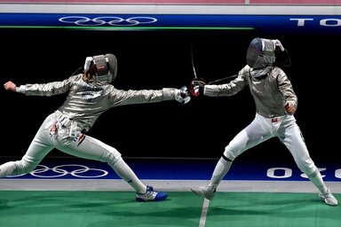 Toki?, 2021. j?lius 26.
M?rton Anna (b) ?s az ?zb?g Zajnab Gyajibekova assz?ja a negyedd?nt?ben a vil?gm?ret? koronav?rus-j?rv?ny miatt 2021-re halasztott 2020-as toki?i ny?ri olimpi?n a Makuhari Rendezv?nyk?zpontban 2021. j?lius 26-?n. M?rton Anna kardo