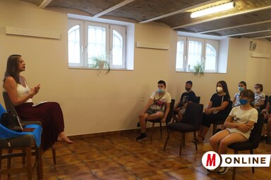 Béres Márta a kamasztábor résztvevőivel (Fotó: Szalma Brigitta)