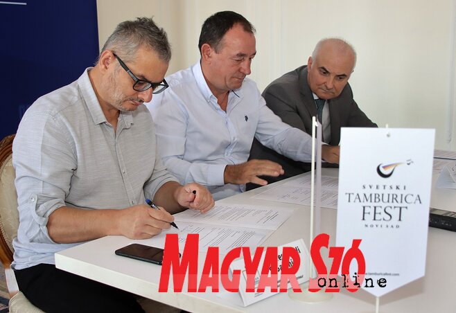 Sali Sallini professzor, Jovan Pejčić fesztiváligazgató és Aleksandar Petrović önkormányzati képviselő aláírják az együttműködési megállapodást