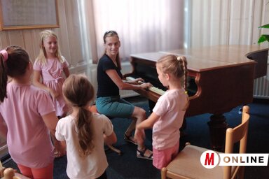 Péterrévén nagy hasznát veszik az ajándékba kapott zongorának (Fehér Rózsa felvétele)