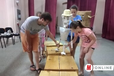 Nem könnyű életre kelteni egy bábot (Fehér Rózsa felvétele)