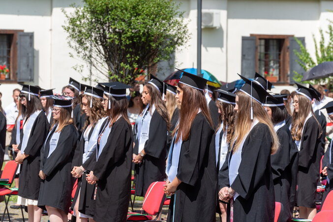 Ballagó egyetemisták (Fotó: MTI) Ballagó egyetemisták (Fotó: MTI)