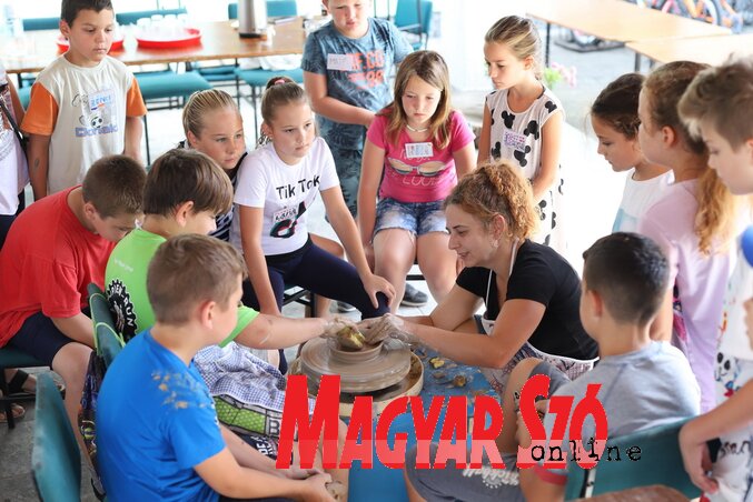 Amellett, hogy megismerik a hagyományos motívumokat, mintákat, anyagokat, megpróbálják mindezt átültetni a mai gyakorlatba Amellett, hogy megismerik a hagyományos motívumokat, mintákat, anyagokat, megpróbálják mindezt átültetni a mai gyakorlatba