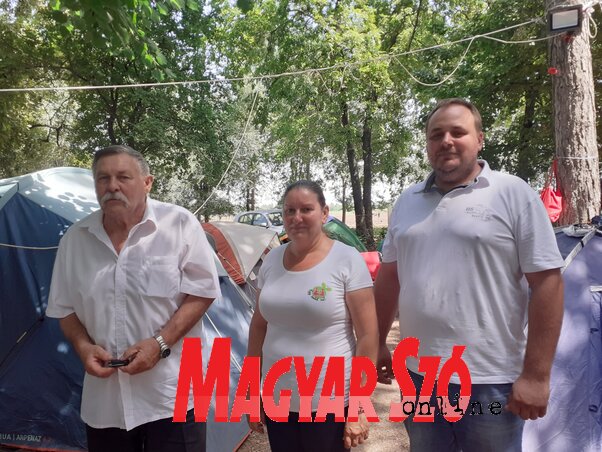 Kisimre Szerda Anna, a Batyu tábor házigazdája köszönti az önkormányzatból érkezett vendégeket, Kislinder Gábort és Tomik Nimródot