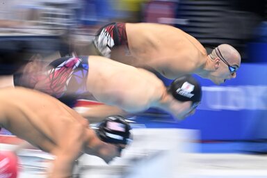 Toki�, 2021. j�lius 30.
A k�s�bbi hetedik Cseh L�szl� (h�tul) a f�rfi 200 m�teres vegyes�sz�s d�nt�j�ben a vil�gm�ret� koronav�rus-j�rv�ny miatt 2021-re halasztott 2020-as toki�i ny�ri olimpi�n a Toki�i Vizesk�zpontban 2021. j�lius 30-�n.
MTI/Kov�cs Tam