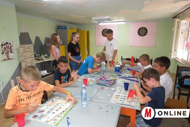 A gyerekek rakétakilövő állomást készítenek Hegedűs László vezetésével