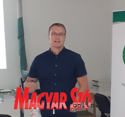 Dr. Muhi B. Béla egyetemi tanár előadás közben az Apáczai Nyári Akadémián Újvidéken (Fotó: Győri Norbert) Dr. Muhi B. Béla egyetemi tanár előadás közben az Apáczai Nyári Akadémián Újvidéken (Fotó: Győri Norbert)