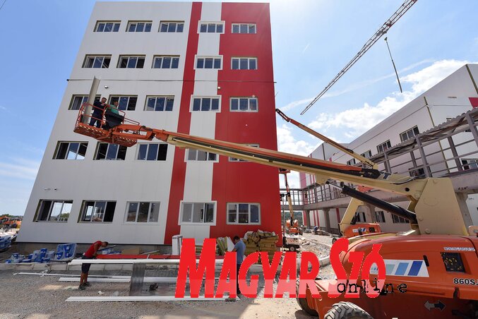 A rekkenő hőség ellenére is jól haladnak a munkálatok (Fotó: Ótos András)