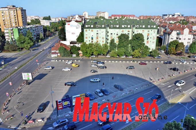 A vásár előtti platón tegnapelőttől ismét megfizettetik a parkolási díjat A vásár előtti platón tegnapelőttől ismét megfizettetik a parkolási díjat