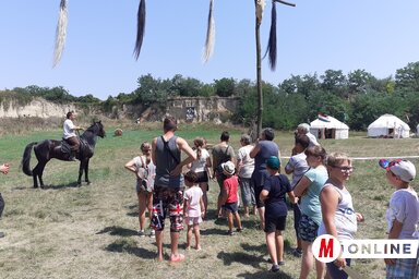 Az egykori téglagyár löszfalának tövében fegyveres és lovasbemutatókat, harci összecsapásokat is láthatott a közönség