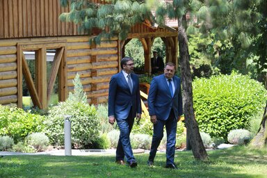 Vučić és Dodik a belgrádi Béke Villában sétálgatva beszélget (Fotó: Beta)
