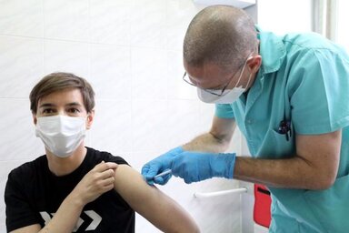 Ana Brnabić (midőn maga is felvette a védőoltást) most az iskolások immunizációját is sürgette (Fotó: Beta)
