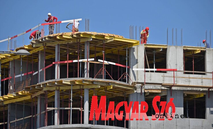 Az építkezési munkálatok zavartalanul folynak. A felvétel Újvidéken készült (Fotó: Ótos András)
