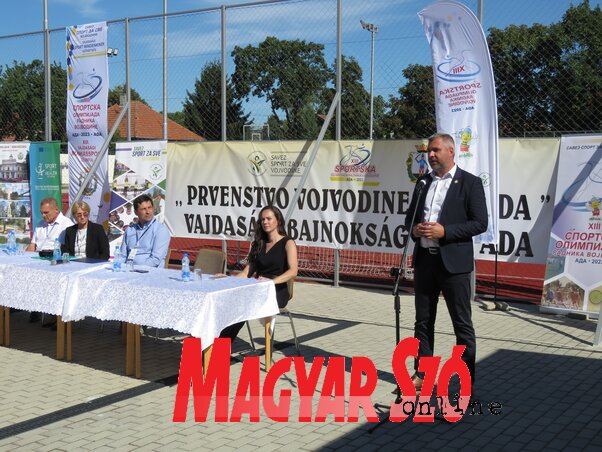 Ünnepélyes megnyitó a moholi általános iskola udvarán Ünnepélyes megnyitó a moholi általános iskola udvarán
