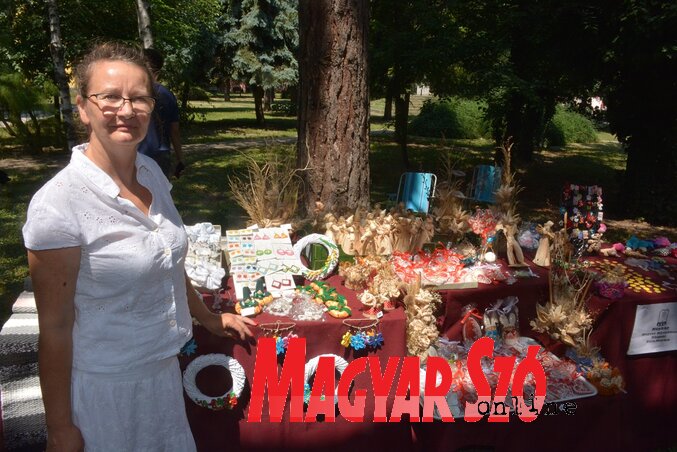 Szabó Kiskároly Ilona és a Népkör MK standja a verbászi ünnepségen (Fotó: Paraczky László) Szabó Kiskároly Ilona és a Népkör MK standja a verbászi ünnepségen (Fotó: Paraczky László)