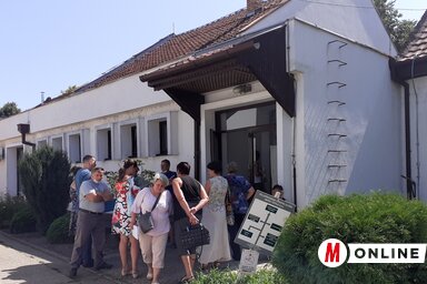 A topolyai Mezőgazdasági Szakszolgálat székházában fogadták a szép számban megjelent polgárokat a Vajdaság Vizei Közvállalat munkatársai