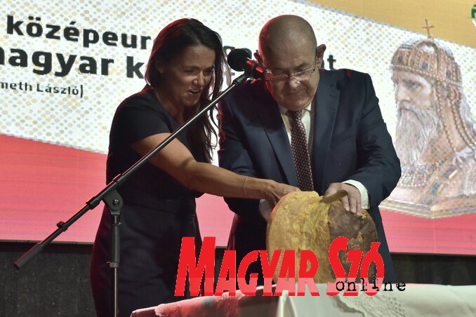 Novák Katalin és Pásztor istván megszegi az új kenyeret (Gergely Árpád Felvétele) Novák Katalin és Pásztor istván megszegi az új kenyeret (Gergely Árpád Felvétele)