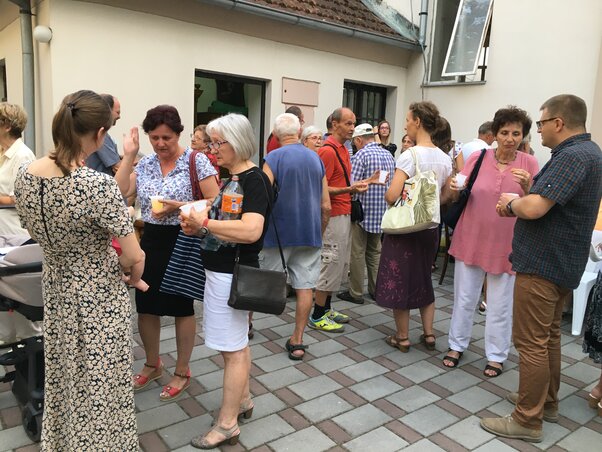 Szeretetlakoma és barátkozás a templomudvarban (Fotó: Bozsoki Valéria)