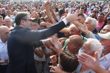 Bajina Baštán Vučićot úgy köszöntötték, mintha egyenesen a messiás érkezett volna meg (Fotó: Beta)