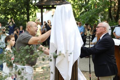 Pásztor István és Hajnal Jenő leleplezik a Szent István-szobrot (Fotó: Lakatos János)