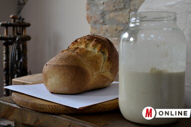 A rég időket idéző, ropogós héjú kenyér mellett a kovász a topolyai pékségben (Fotó: Herceg Elizabetta)