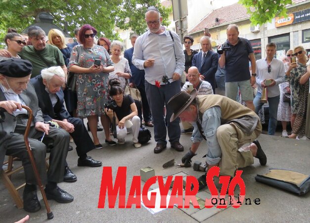 Gunter Demnig elhelyezi a botlatóköveket (Kecskés István felvétele) Gunter Demnig elhelyezi a botlatóköveket (Kecskés István felvétele)