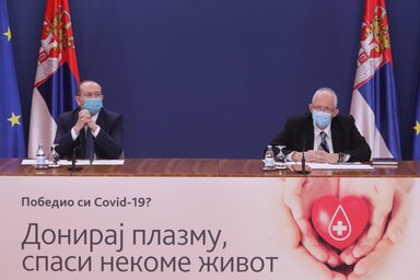 Elégedetten nyugtázták, hogy az ünnepeket követően nem növekedett a napi esetszám. Mirsad Đerlek és Predrag Kon a pénteki sajtótájékoztatón (Fotó: Beta)