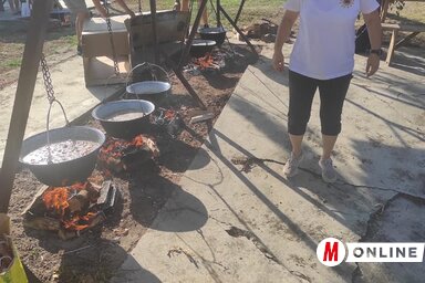 Jó hangulatban telt a főzés (L. Móger Tímea felvétele)