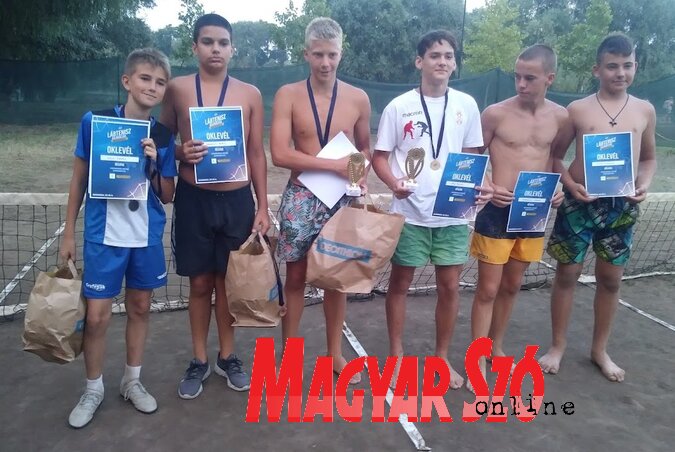 Az U15-ös dobogós helyezettek Az U15-ös dobogós helyezettek