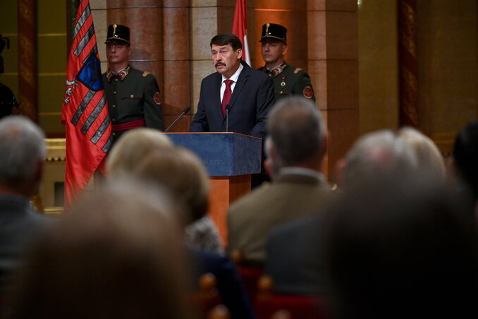 Áder János beszédet mond a díjátadón az Országházban (Fotó: MTI)