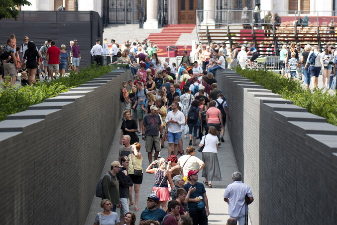 Látogatók a Kossuth-téri Trianon-emlékműnél (Fotó: MTI) Látogatók a Kossuth-téri Trianon-emlékműnél (Fotó: MTI)