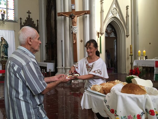 A Szent István-napi megszentelt házi kenyérből mindenkinek jutott (Fotó: Bozsoki Valéria)