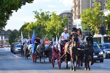 Kolléganőnk végigkísérte csütörtökön este a felvonulást a Felszabadulás sugárúton, a Strandnál lévő autóbusz-fordulópontig. A résztvevők ezt követően a fürdőhelyre mentek (Fotó: Dávid Csilla)