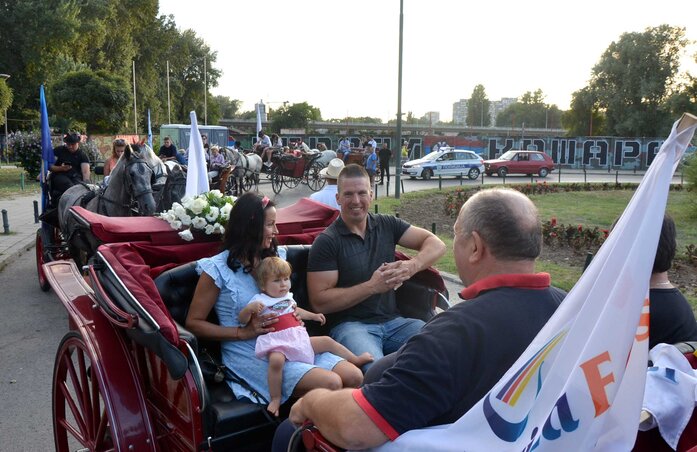 Kolléganőnk végigkísérte csütörtökön este a felvonulást a Felszabadulás sugárúton, a Strandnál lévő autóbusz-fordulópontig. A résztvevők ezt követően a fürdőhelyre mentek (Fotó: Dávid Csilla)