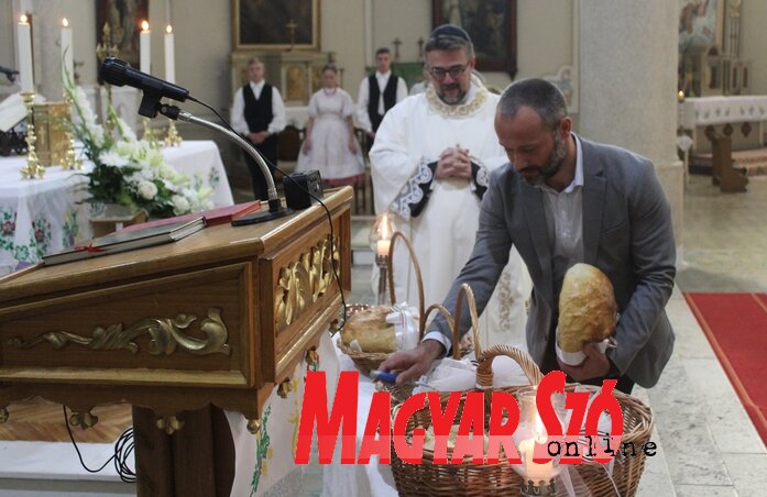 Kenyérszentelő szentmise a Sarlós Boldogasszony templomban (Fotó: Kiss Zoltán felvétele) Kenyérszentelő szentmise a Sarlós Boldogasszony templomban (Fotó: Kiss Zoltán felvétele)