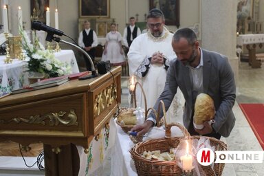 Kenyérszentelő szentmise a Sarlós Boldogasszony templomban (Fotó: Kiss Zoltán felvétele)