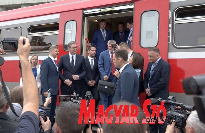 Aleksandar Vučić hazai és külföldi vendégek kíséretében (Ótos András felvétele) Aleksandar Vučić hazai és külföldi vendégek kíséretében (Ótos András felvétele)