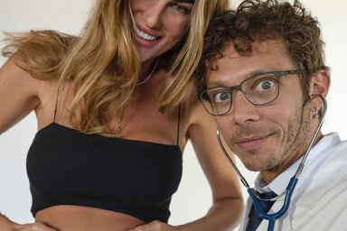 A Doktor vizsálódik (Fotó: Instagram)