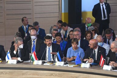 Charles Michel, az Európai Tanács elnöke (jobbról a második) és a többi magas rangú vendég Áder János felszólalását hallgatja a kijevi csúcsértekezleten (Fotó: MTI)