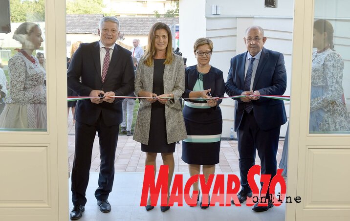 A nemzeti színű szalag átvágásával adták át rendeltetésének az intézményt (Fotó: Ótos András) A nemzeti színű szalag átvágásával adták át rendeltetésének az intézményt (Fotó: Ótos András)
