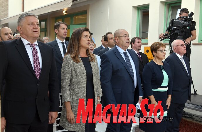 Az avatóünnepségen felcsendült a himnusz (Fotó: Ótos András) Az avatóünnepségen felcsendült a himnusz (Fotó: Ótos András)