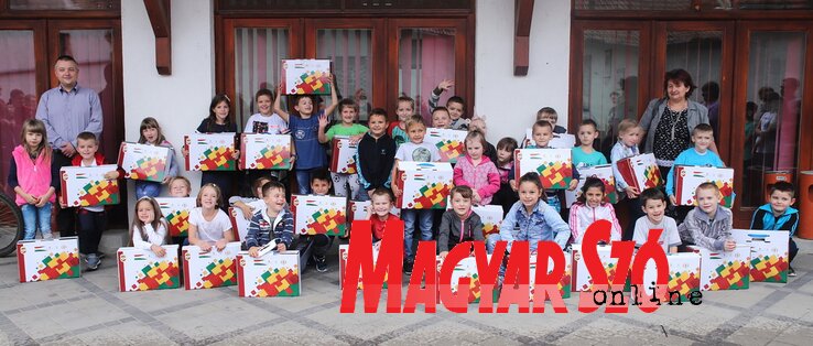 A kishegyesi elsősök az iskolaigazgatóval és Linka B. Gabriellával (Lakatos János felvétele)