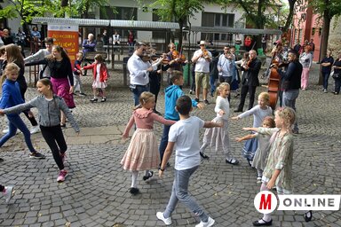 A zentai piactéren villámcsődülettel csalogatták a népet a táncháztalálkozóra (Fotó: Gergely József)