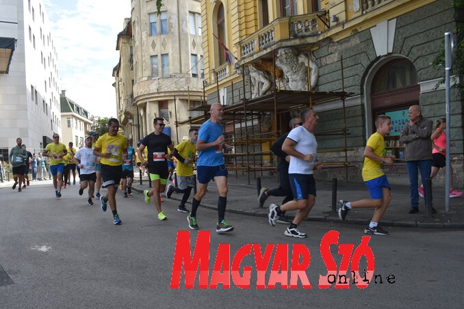 A félmaraton mezőnye a szabadkai könyvtár előtt (Patyi Szilárd felvétele)