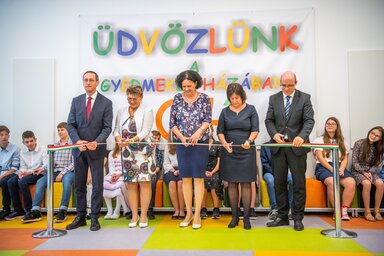 A szalag ünnepélyes átvágása (Fotó: MTI)