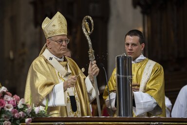 Esztergom, 2021. augusztus 15.Erd� P�ter b�boros, esztergom-budapesti �rsek meg�ldja az esztergomi bazilika �j id�kapszul�j�t a Nagyboldogasszony �nnep�n bemutatott mis�n 2021. augusztus 15-�n.MTI/M�nus M�rton